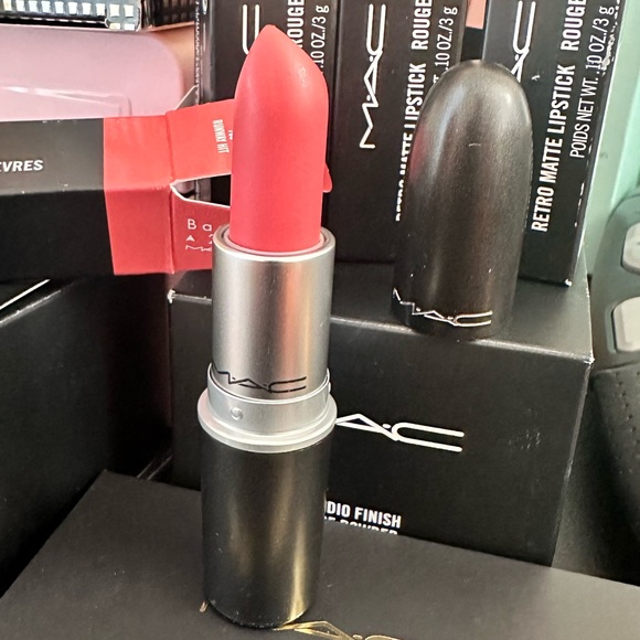 βοΈ RUNWAY HIT a MAC RETRO MATTE LIPSTICK. RETAIL $23. **NEW IN THE BOX. - Picture 7 of 13